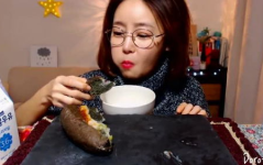 韩国超模小姐姐吃面包,美味与时尚的完美邂逅