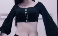 小姐姐跳舞东看西看,小姐姐魅力四射，观众东看西看尽享视听盛宴