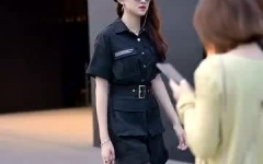 小姐姐背小姐姐,小姐姐们的深情陪伴